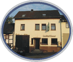Der Gasthof Esser in Floisdorf beherbergt das Funkhaus-Projekt. Clicken Sie auf die Tür, um das virtuelle Funkhaus zu betreten!